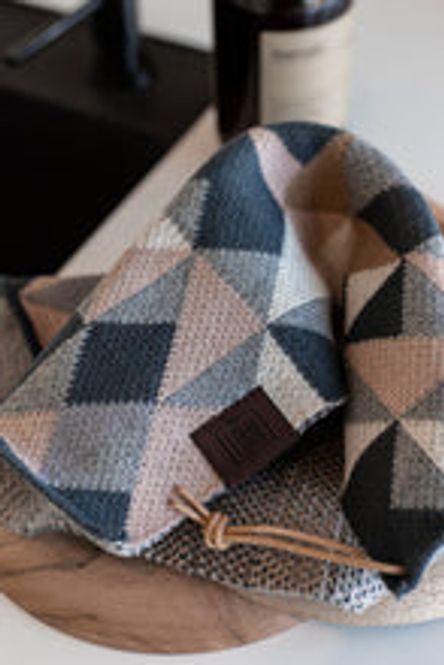 Hovedbilde All round håndkle strikket - trekanter | By LOHN