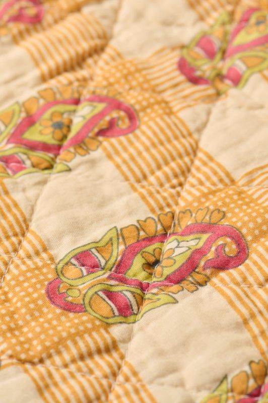 Quiltet pledd med orange og rødt blokkmønster